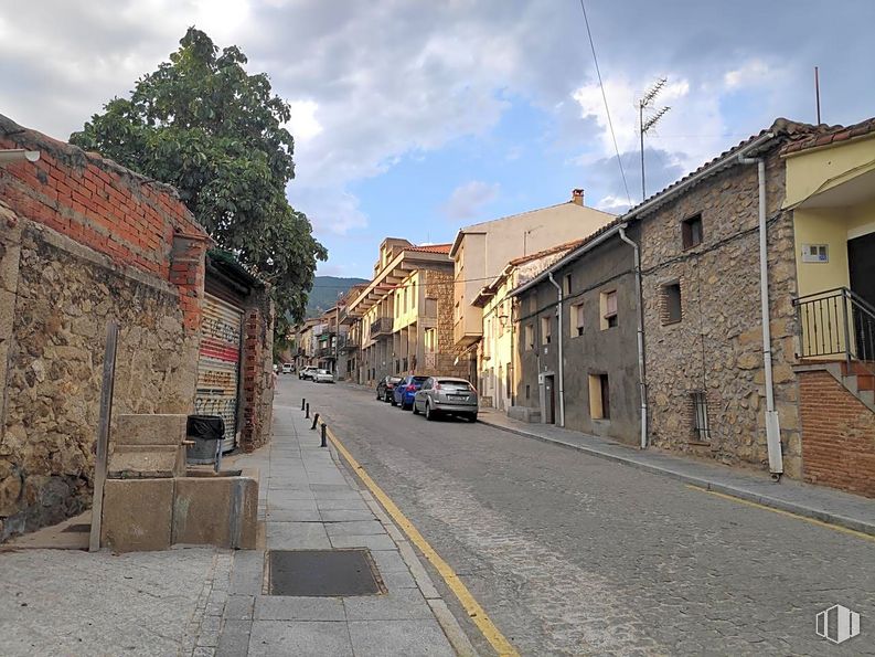 Land for sale at Calle San Roque, Piedralaves, Ávila, 05440 with cloud, sky, building, car, window, road surface, street light, house, asphalt and flooring around