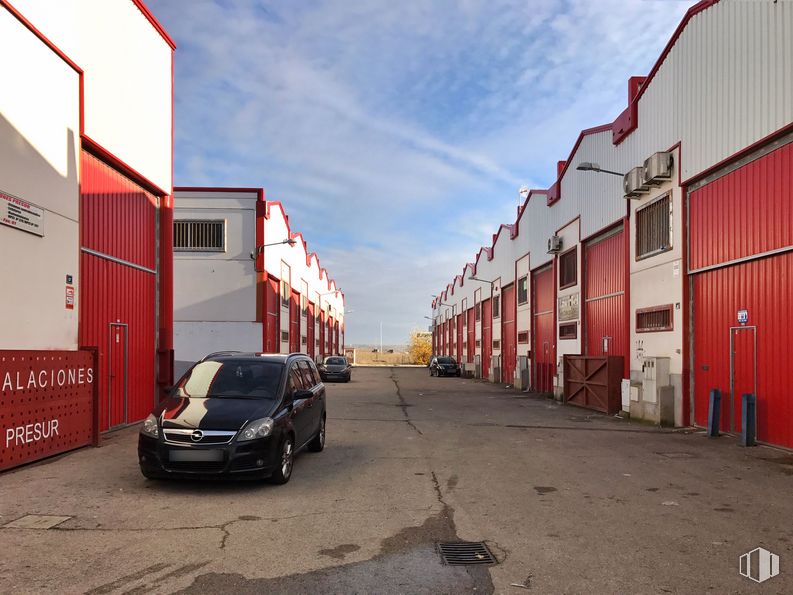 Nave en venta en Calle Diamante, 80-82, Valdemoro, Madrid, 28341 con coche, casa, luz de estacionamiento automotriz, nube, neumático, cielo, vehículo, iluminación automotriz, rueda y vehículo motorizado alrededor