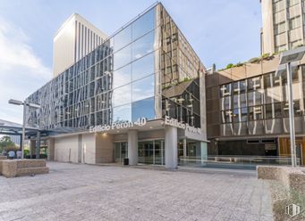 Office for rent at Nuevo Perón 40, Paseo Castellana, 93b, Tetuán, Madrid, 28020 with building, sky, daytime, cloud, plant, urban design, commercial building, facade, city and tower block around