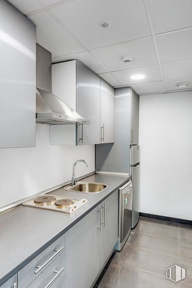 Office for rent at Paseo Castellana, 42, Salamanca, Madrid, 28046 with cabinetry, countertop, building, furniture, kitchen sink, tap, sink, kitchen stove, kitchen appliance and kitchen around