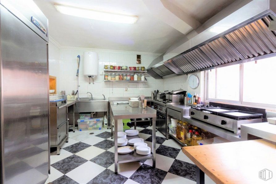 Local en venta en Calle Mayor, Torres de la Alameda, Madrid, 28813 con refrigerador, mesa, alumbrado, edificio, interiorismo, suelos, suelo, accesorio, madera y techo alrededor