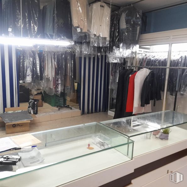 Local en alquiler y venta en Calle Buena Madre, 12, Pinto, Madrid, 28320 con zapato, equipaje y bolsos, textil, interiorismo, diseño automovilístico, propiedad material, venta al por menor, vidrio, vitrina y techo alrededor