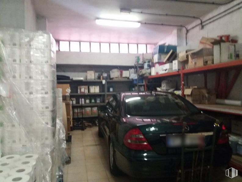 Local en venta en Calle Agapito de Marazuela, Segovia, 40005 con rueda, coche, luz de estacionamiento automotriz, neumático, vehículo terrestre, placa de matrícula del vehículo, vehículo, luz trasera y de freno automotriz, iluminación automotriz y vehículo motorizado alrededor