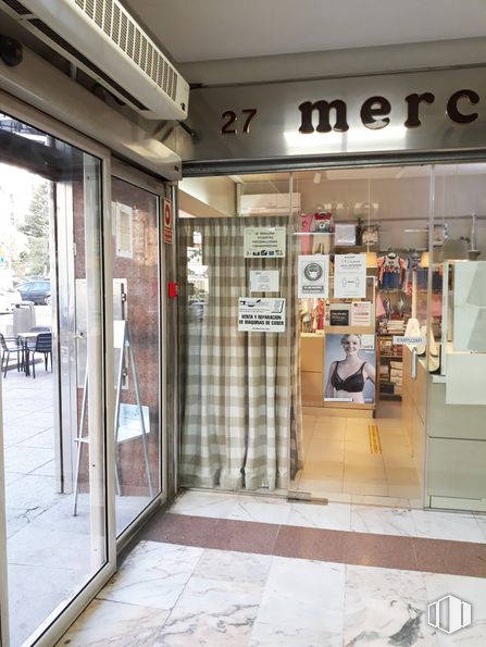 Local en venta en Calle Puentelarra, 9-11, Villa de Vallecas, Madrid, 28031 con persona, puerta, accesorio, venta minorista, suelo, fachada, vidrio, calle, acera y ciudad alrededor