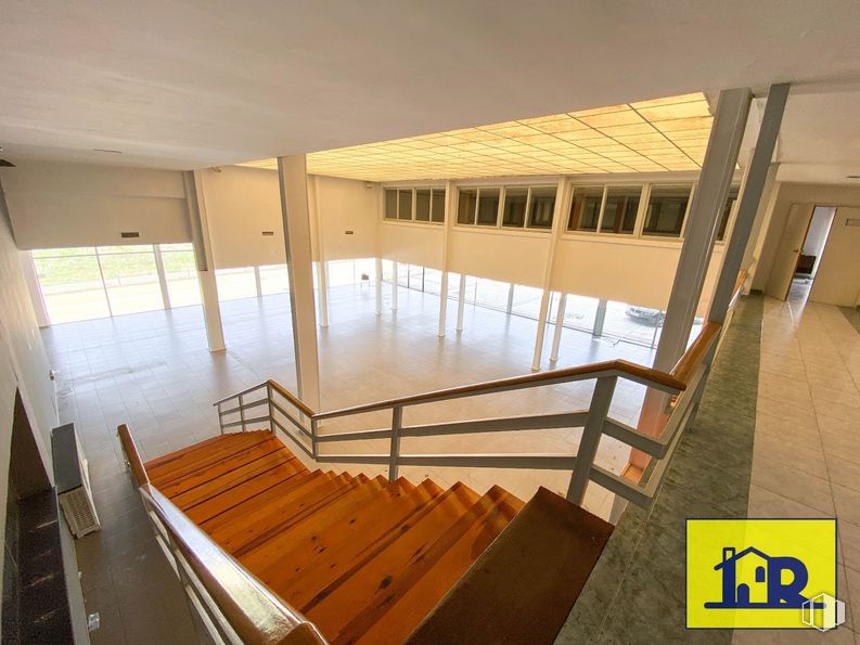 Industrial for sale & for rent at Avenida Cruz Roja Española, Cuenca, 16002 with wood, fixture, floor, flooring, hardwood, wood stain, ceiling, handrail, house and window around