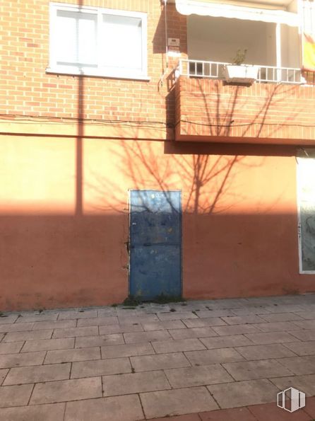 Local en venta en Paseo del Sol, Meco, Madrid, 28880 con ventana, edificio, madera, superficie de carretera, sombra, albañilería, ladrillo, rectángulo, puerta y asfalto alrededor