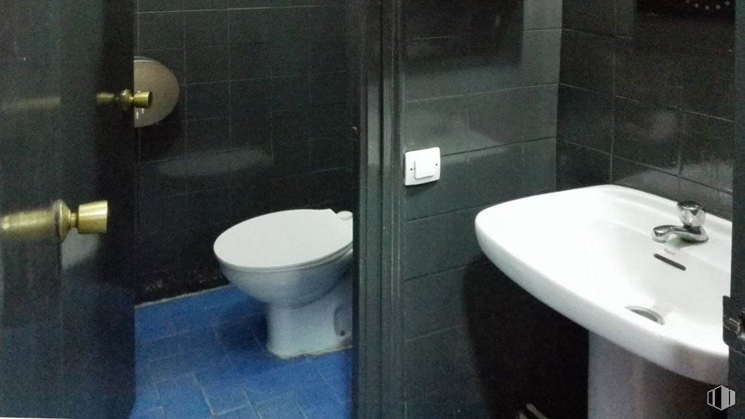 Retail for sale at Avenida Dos de Mayo, Móstoles, Madrid, 28934 with toilet, sink, property, plumbing fixture, white, bathroom, black, purple, toilet seat and wall around