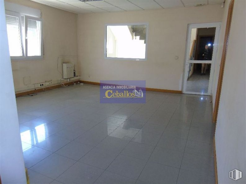 Industrial for sale at Calle Lepanto, Guadalajara, 19004 with window, door, fixture, hall, tile flooring, floor, flooring, wood, ceiling and glass around