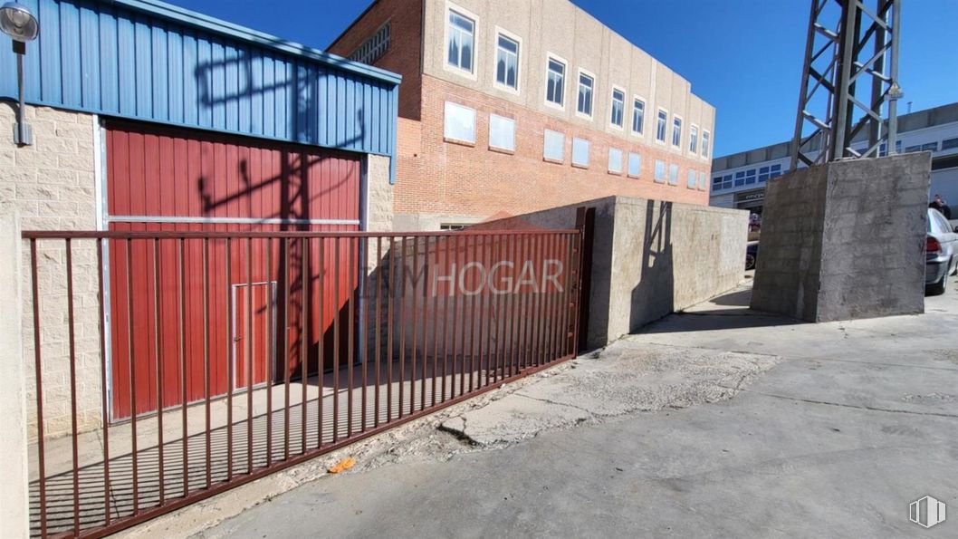 Nave en venta en Polígono Hervencias, Ávila, 05004 con coche, cielo, superficie de la carretera, ventana, edificio, madera, asfalto, pared, ladrillo y valla alrededor