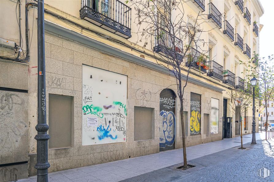 Retail for rent at Zona Chueca - Justicia, Centro, Madrid, 28004 with window, building, road surface, tree, neighbourhood, art, urban design, facade, sidewalk and real estate around