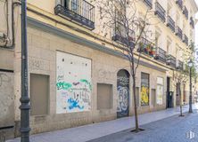 Retail for rent at Zona Chueca - Justicia, Centro, Madrid, 28004 with window, building, road surface, tree, neighbourhood, art, urban design, facade, sidewalk and real estate around