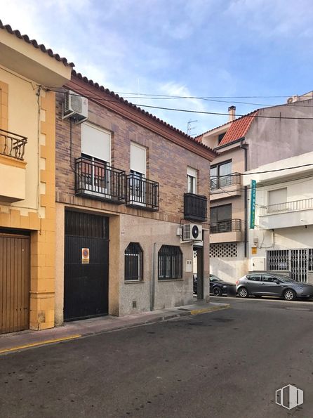 Retail for sale at Calle Illescas, 28, Yuncos, Toledo, 45210 with car, door, building, sky, cloud, window, road surface, brick, neighbourhood and residential area around