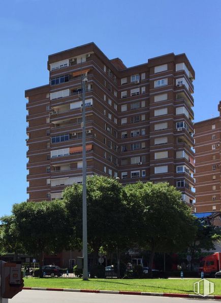 Retail for sale at Avenida Madrid, 2, Talavera de la Reina, Toledo, 45600 with building, sky, plant, daytime, window, green, street light, tree, tower block and urban design around