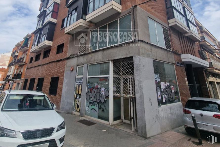 Local en venta en Zona Vista Alegre, Carabanchel, Madrid, 28025 con coche, ventana, edificio, vehículo terrestre, vehículo, nube, capó, matrícula del vehículo, cielo y neumático alrededor