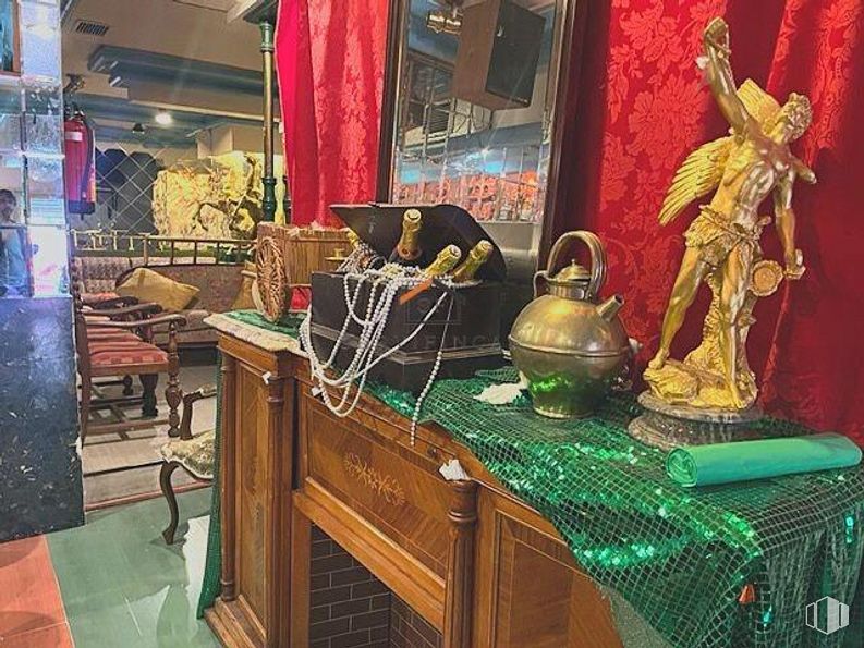 Retail for sale at Calle Galileo, Chamberí, Madrid, 28015 with furniture, textile, interior design, table, tableware, picture frame, window, wood, art and serveware around