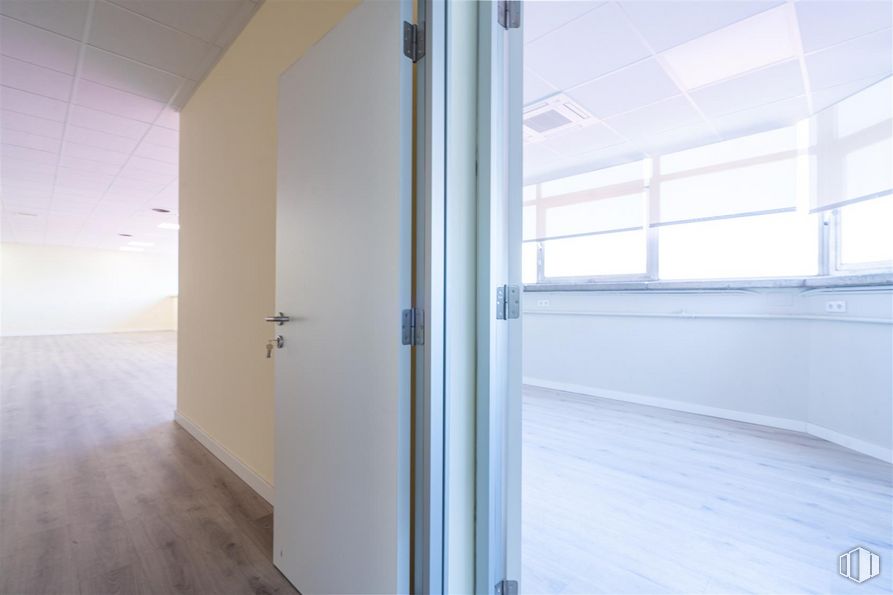 Oficina en alquiler y venta en Calle Alfonso Gómez, 42, San Blas - Canillejas, Madrid, 28037 con edificio, ventana, accesorio, madera, suelos, casa, exterior del automóvil, suelo, sombra y puerta alrededor