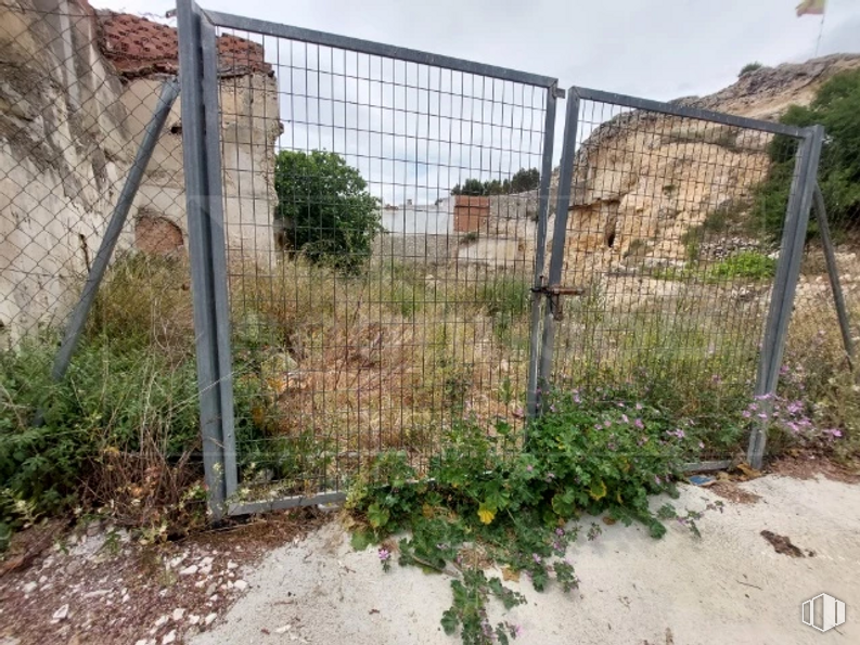 Land for sale at Travesía Castillejo, 15, Los Santos de la Humosa, Madrid, 28817 with plant, plant community, sky, land lot, fence, grass, wire fencing, landscape, mesh and composite material around