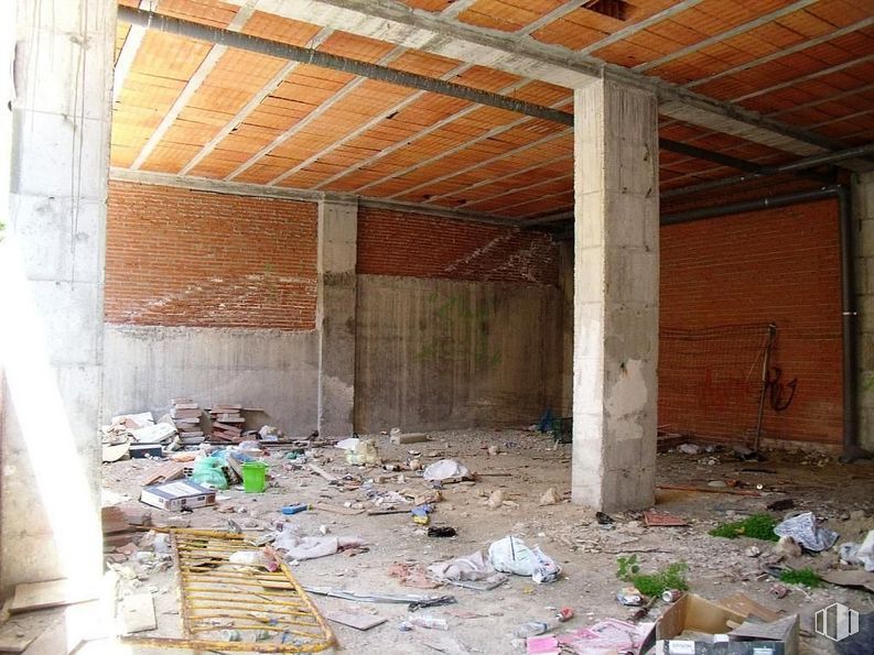 Retail for sale at Zona Centro, Valdemoro, Madrid, 28340 with packaged goods, wood, floor, building material, flooring, pollution, brick, brickwork, shade and event around