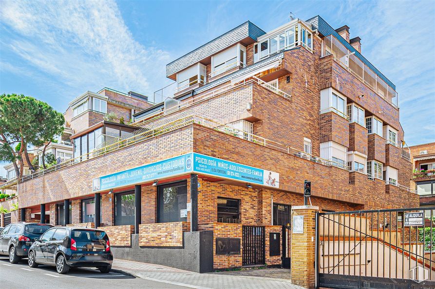 Oficina en alquiler y venta en Calle General Aranaz, 53, Ciudad Lineal, Madrid, 28027 con coche, cielo, neumático, rueda, edificio, vehículo, nube, ventana, luz de estacionamiento y zona residencial alrededor