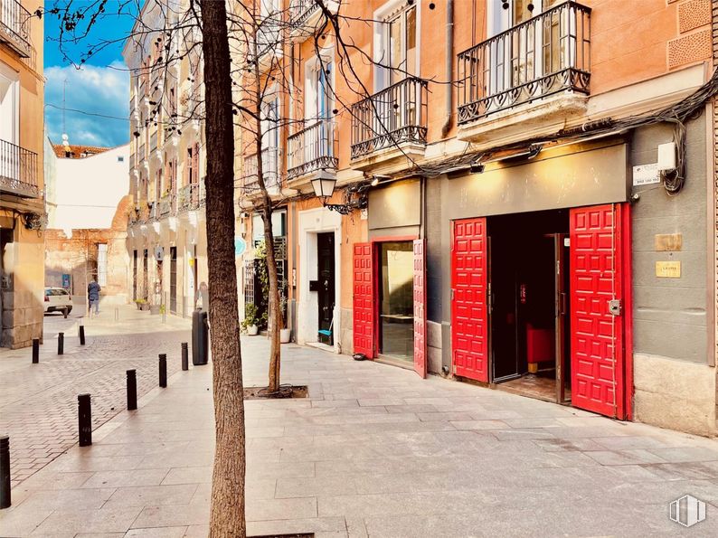 Local en alquiler en Calle Espejo, 10, Centro, Madrid, 28013 con pared, fachada, ciudad, arquitectura, barrio, calle, asentamiento humano, material compuesto, puerta y acera alrededor