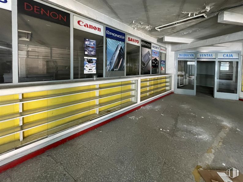 Local en venta en Calle Real, 112, San Sebastián de los Reyes, Madrid, 28700 con accesorio, centro de transporte, edificio, material compuesto, valla, gas, transporte público, metal, acero y suelos alrededor