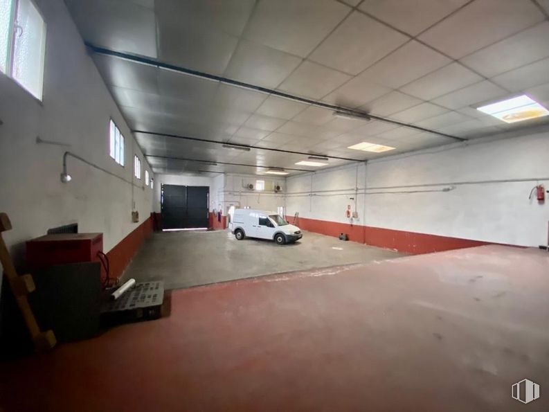 Nave en alquiler y venta en Calle Eduardo Torroja, Fuenlabrada, Madrid, 28946 con coche, lámpara, alumbrado, neumático, vehículo, rueda, ventana, edificio, diseño automovilístico y suelo alrededor