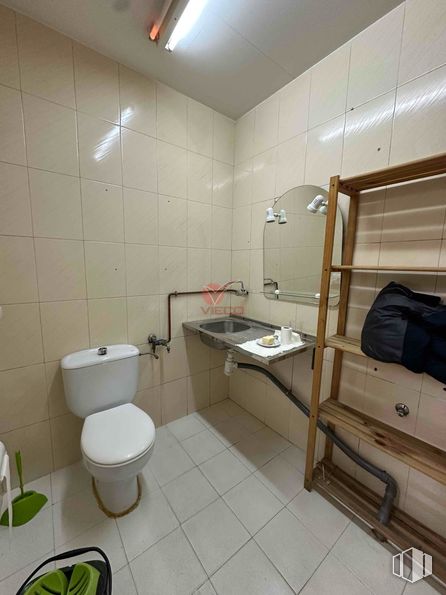 Retail for sale at Zona centro, Cuenca, 16004 with toilet, sink, plumbing fixture, flooring, floor, bathroom, toilet seat, plumbing, bathroom sink and interior design around