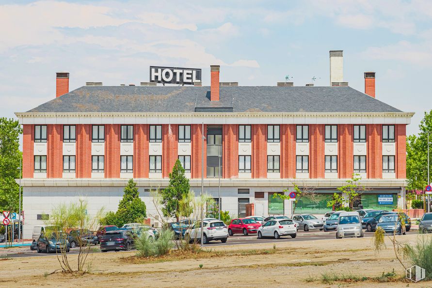 Local en alquiler en Calle Labradores, 2, Boadilla del Monte, Madrid, 28660 con coche, edificio, cielo, planta, rueda, propiedad, ventana, nube, vehículo y árbol alrededor