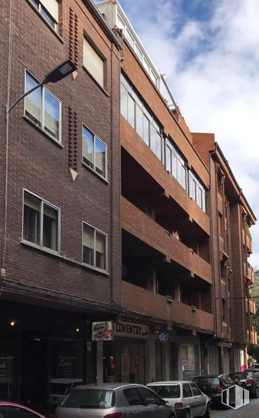 Retail for rent at Avenida Portugal, 24, Ávila, 05001 with window, car, building, cloud, property, sky, condominium, urban design, neighbourhood and wheel around