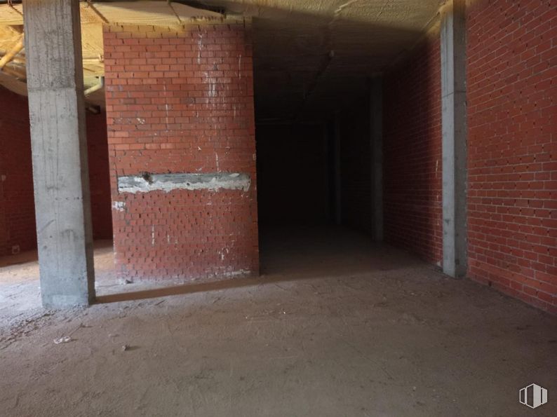 Retail for rent at Carretera Noblejas, 7, Ocaña, Toledo, 45300 with floor, flooring, brown, composite material, brickwork, ceiling, brick, concrete, building material and wood stain around