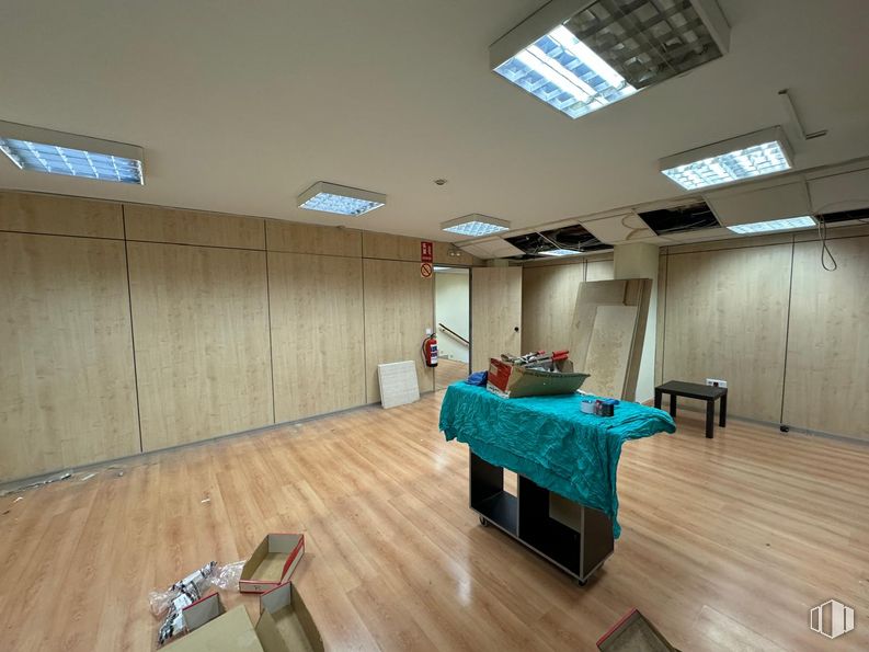 Retail for rent at Calle Unanimidad, Villaverde, Madrid, 28041 with light fixture, lighting, table, hall, wood, building, flooring, floor, hardwood and varnish around