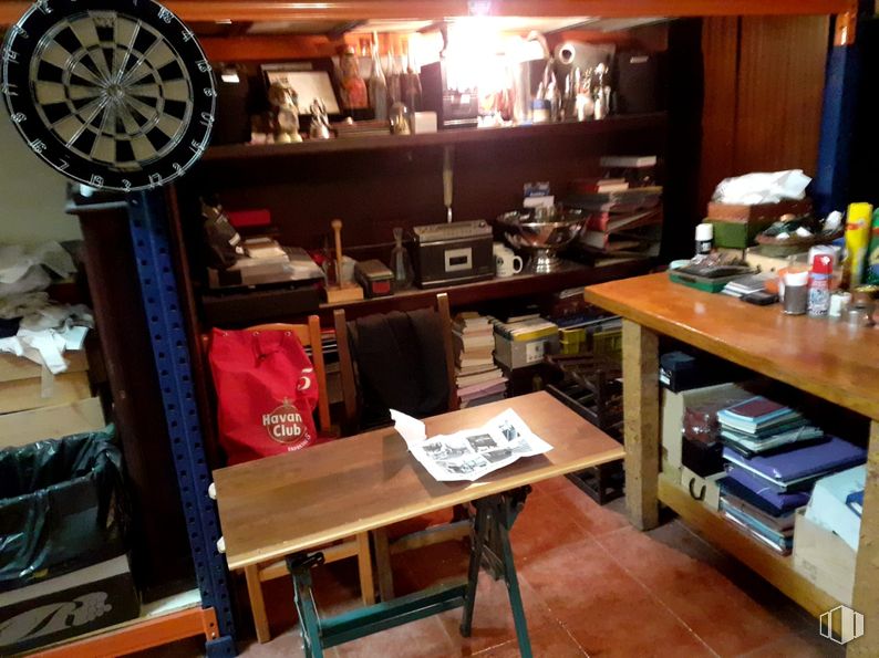 Retail for sale at Calle Juan Álvarez Mendizábal, 29, Moncloa - Aravaca, Madrid, 28008 with table, wood, furniture, wood stain, shelving, hardwood, shelf, varnish, desk and plywood around