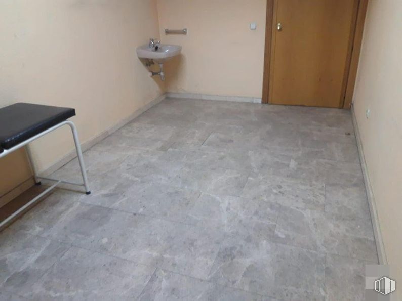 Local en venta en Calle Segovia, Arganzuela, Madrid, 28005 con puerta, accesorio, madera, suelo, suelos, suelo de baldosas, madera dura, rectángulo, material compuesto y tinte para madera alrededor