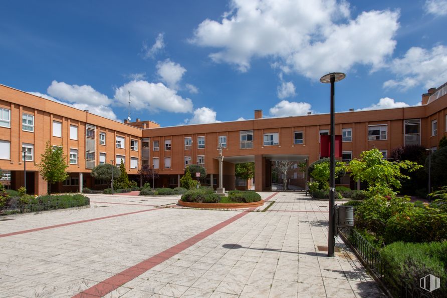 Retail for sale at Avenida Betanzos, 9, San Sebastián de los Reyes, Madrid, 28700 with building, sky, cloud, plant, window, urban design, residential area, real estate, road surface and facade around