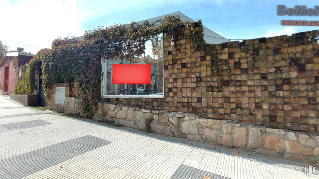 Retail for rent at Calle Doctor Calero, Majadahonda, Madrid, 28220 with cloud, sky, property, road surface, brick, brickwork, urban design, flooring, facade and landmark around