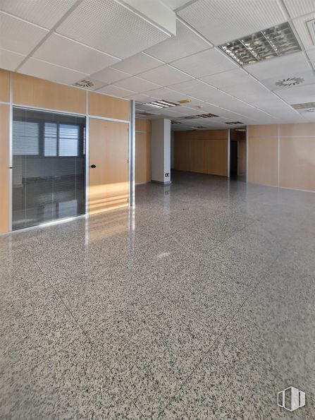 Oficina en alquiler en Zona El Pinar - Punta Galea, Las Rozas de Madrid, Madrid, 28230 con edificio, hall, accesorio, suelos, suelo, material compuesto, techo, vidrio, evento y sombra alrededor