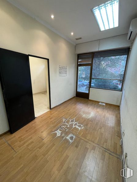 Local en alquiler en Barrio del Pilar, Fuencarral - El Pardo, Madrid, 28029 con alumbrado, propiedad, edificio, ventana, madera, accesorio, interiorismo, sombra, hall y tinte para madera alrededor