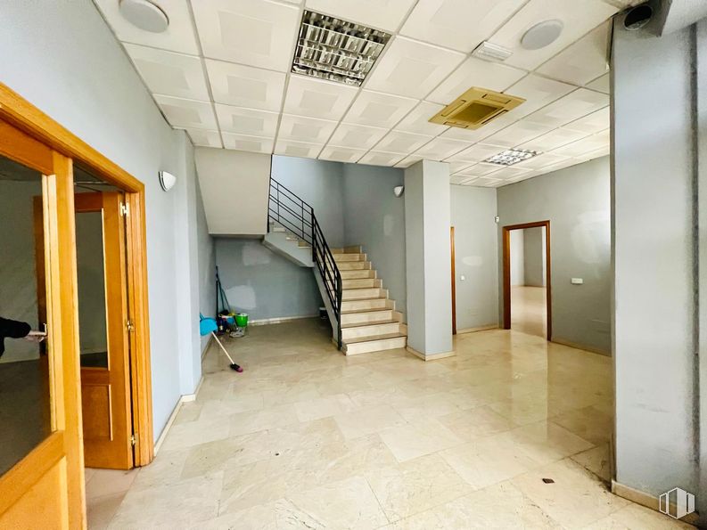 Industrial for sale & for rent at Polígono Industrial Los Olivos, Getafe, Madrid, 28906 with flooring, floor, wall, wood, ceiling, interior design, lighting, door, composite material and tile flooring around