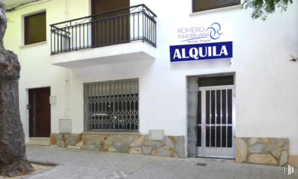 Retail for rent at Calle Esperanza, Brunete, Madrid, 28690 with door, window, property, building, fixture, architecture, plant, facade, real estate and font around