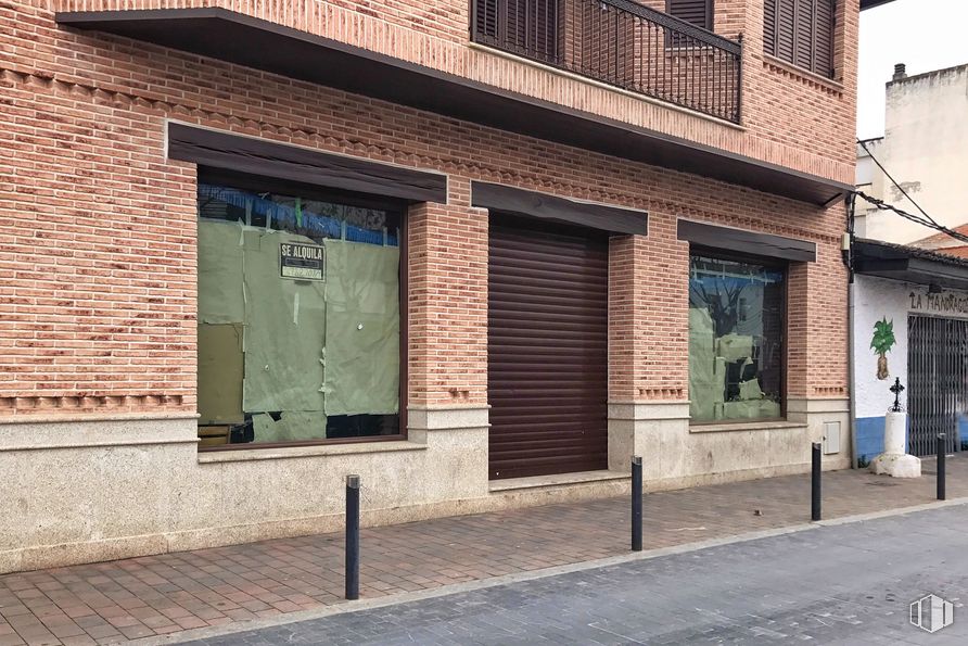 Retail for rent at Calle Santo Y Soledad, 14, La Puebla de Montalbán, Toledo, 45516 with window, building, door, wood, road surface, brickwork, brick, fixture, neighbourhood and residential area around