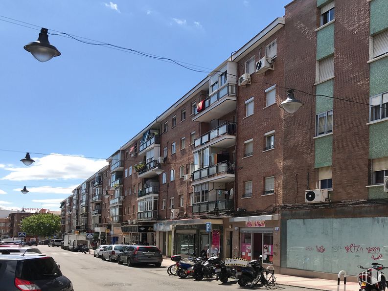 Local en alquiler y venta en Calle Constitución, 39, Alcobendas, Madrid, 28100 con coche, luz de la calle, edificio, motocicleta, cielo, nube, rueda, neumático, ventana y vehículo alrededor