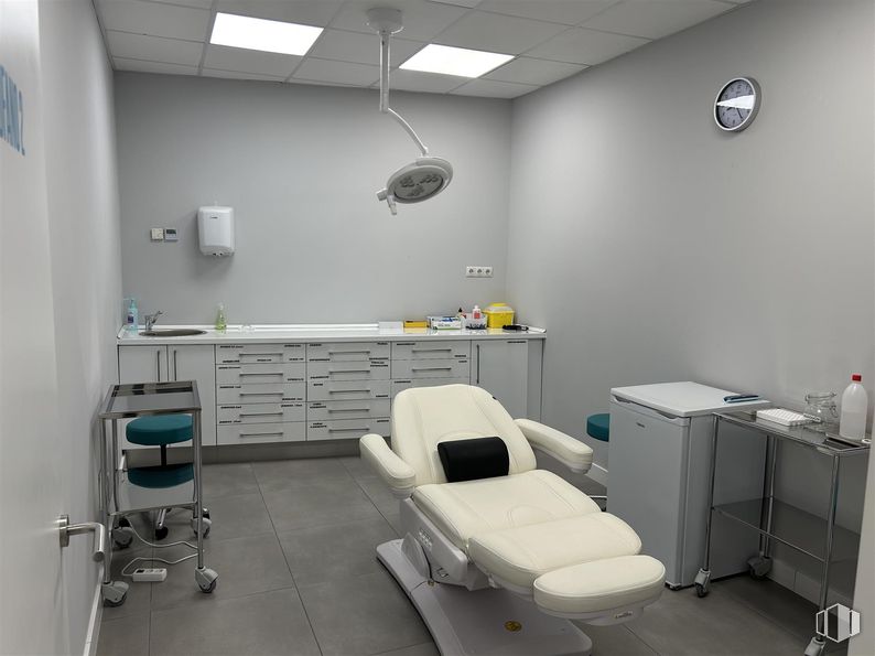 Local en alquiler en Avenida Camilo Jose Cela, 33, Salamanca, Madrid, 28028 con clínica, médico, equipamiento médico, cajón, ebanistería, silla, hospital, atención sanitaria y cajonera alrededor