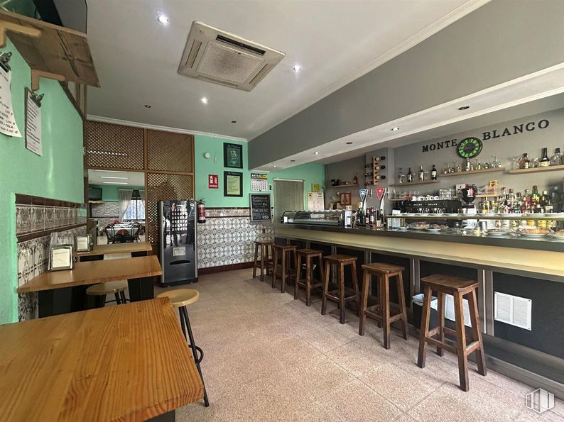 Retail for sale at Zona Fuenlabrada, Fuenlabrada, Madrid, 28944 with stool, light fixture, table top, bar, restaurant, pub, countertop, tavern, drinking establishment and shelf around