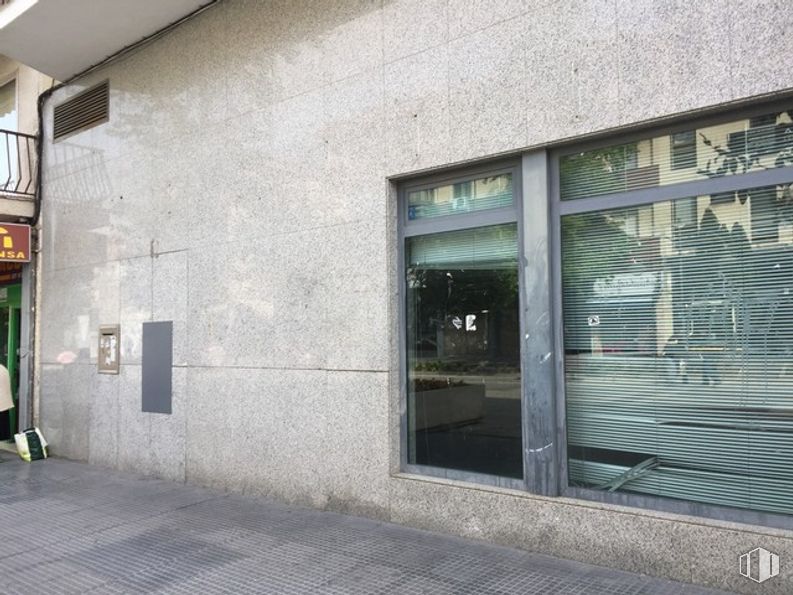 Local en alquiler en Calle Gran Vía, Majadahonda, Madrid, 28220 con ventana, accesorio, edificio, fachada, material compuesto, tintes y sombras, ciudad, vidrio, superficie de la carretera y ladrillo alrededor