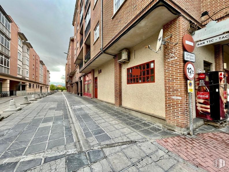 Local en venta en Avenida Juventud, Ávila, 05003 con ventana, ladrillo, infraestructura, edificio, superficie de la carretera, madera, cielo, asfalto, suelos y barrio alrededor