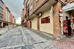 Local en venta en Avenida Juventud, Ávila, 05003 con ventana, ladrillo, infraestructura, edificio, superficie de la carretera, madera, cielo, asfalto, suelos y barrio alrededor