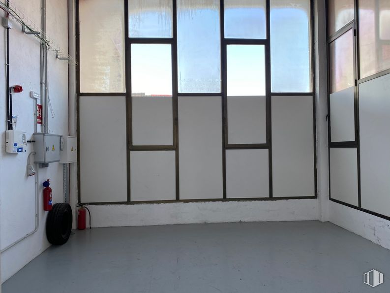 Nave en venta en Edificio Cristal, Avenida Somosierra, 12, San Sebastián de los Reyes, Madrid, 28700 con neumático, accesorio, diseño de interiores, ventana, madera, suelo, piso, sombra, edificio y gas alrededor