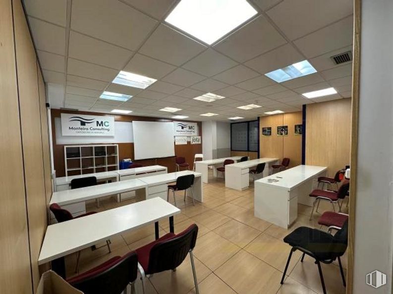 Oficina en alquiler en Calle Perú, Las Rozas de Madrid, Madrid, 28290 con silla, mueble, edificio, mesa, interiorismo, suelo, suelos, escritorio, silla de oficina y accesorio alrededor