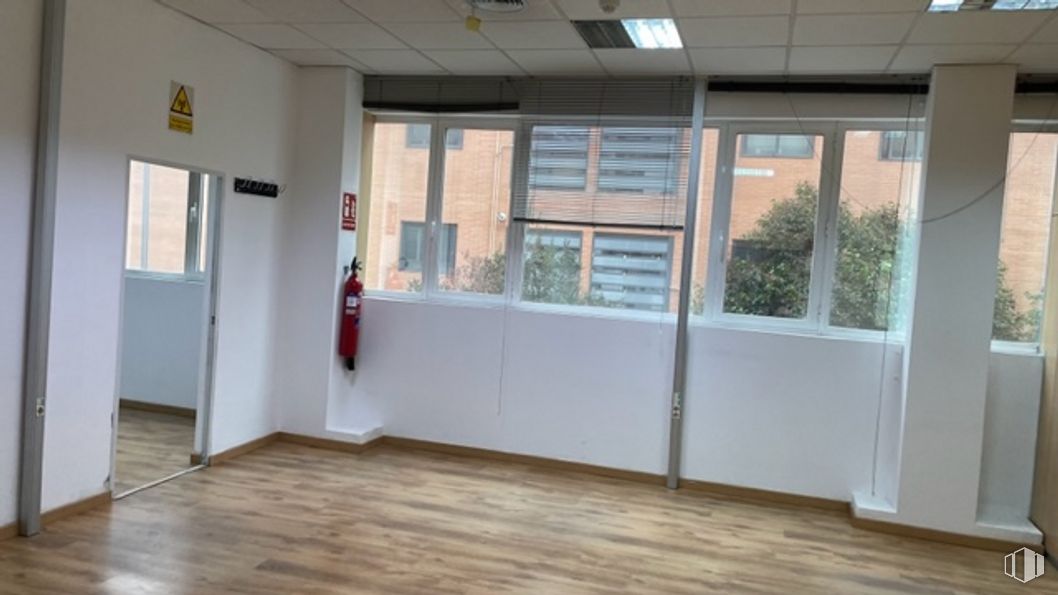 Office for rent at Calle Nestares, 20, Arganzuela, Madrid, 28045 with window, fixture, wood, building, flooring, floor, hall, shade, laminate flooring and hardwood around