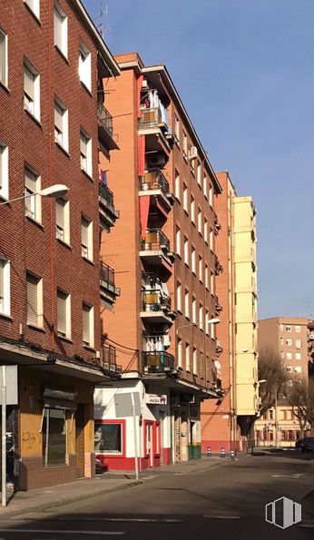 Retail for sale & for rent at Calle Comuneros Castilla, 8, Talavera de la Reina, Toledo, 45600 with building, property, sky, window, tower block, architecture, urban design, condominium, neighbourhood and tree around